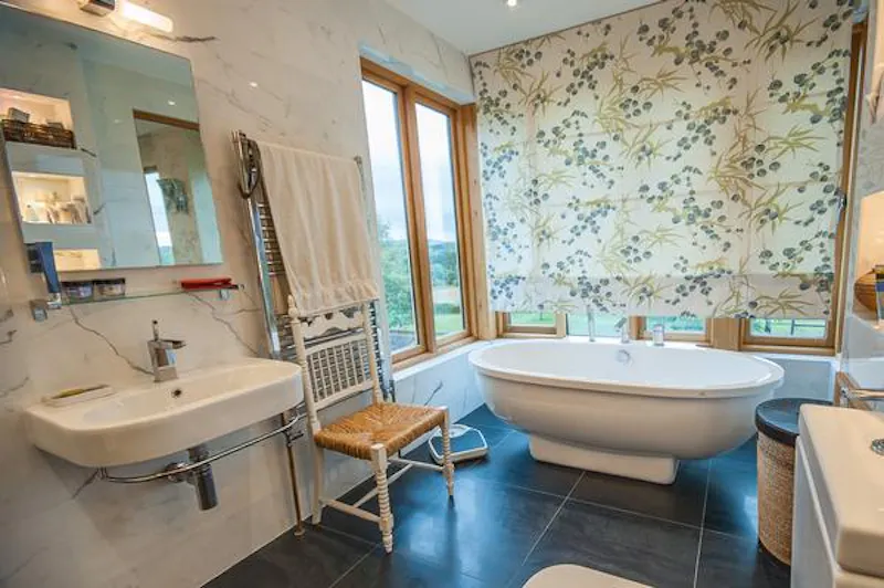 Bathroom at Film location L678 in Kent (photo 17)