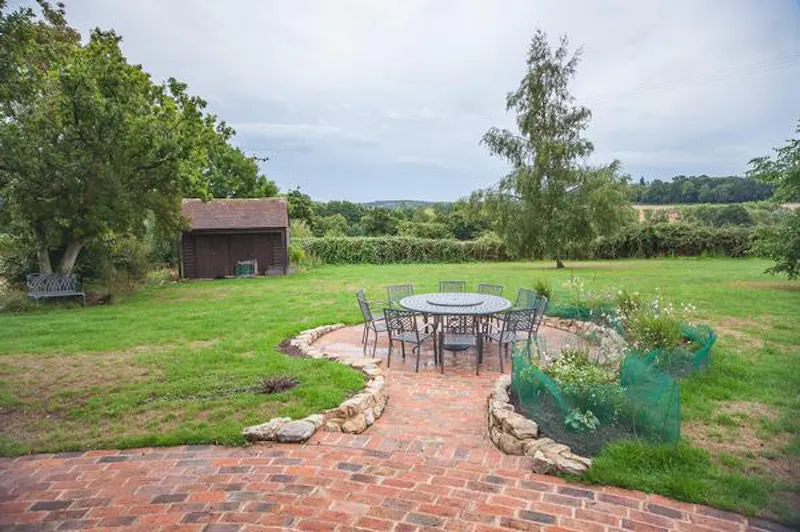 Garden at Film location L678 in Kent (photo 34)