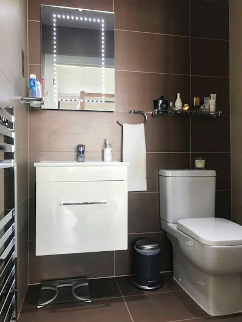 Bathroom at Film location D2354 in Essex (photo 10)