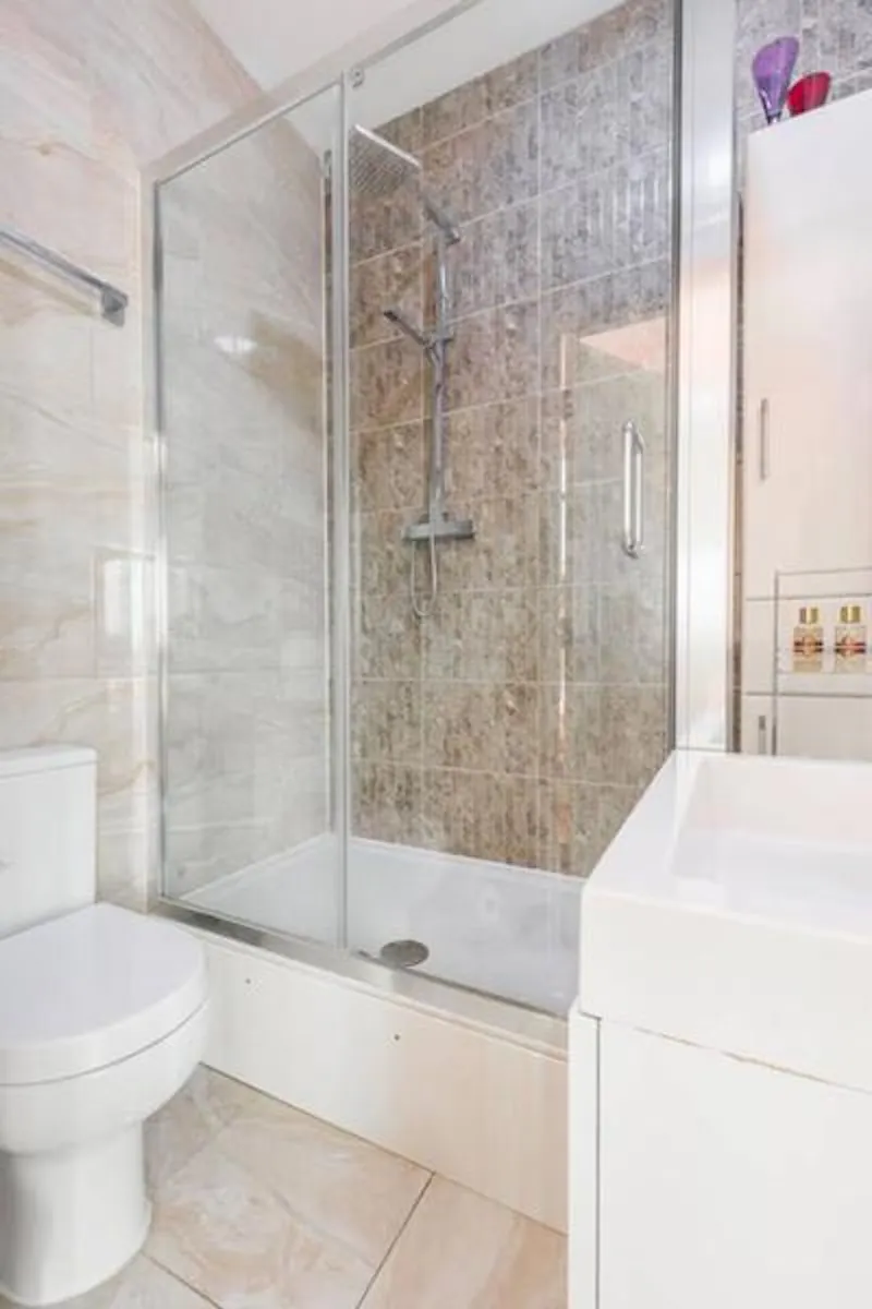 Bathroom at Colourful Forest Gate penthouse, F1163 (photo 8)