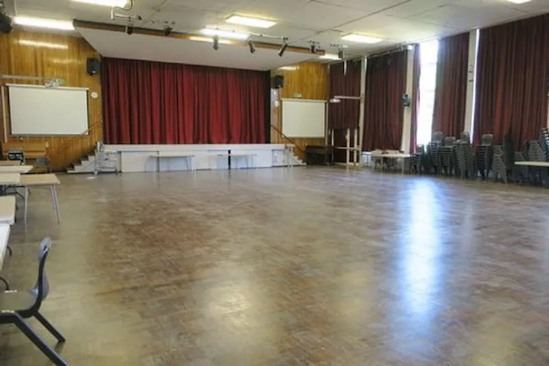 Ballroom at Film location J216 in London (photo 5)