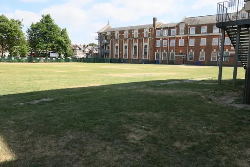 Garden at Film location J216 in London (photo 12)