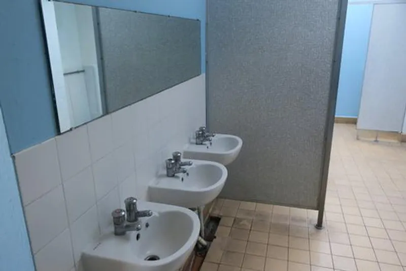 Bathroom at Film location J216 in London (photo 21)
