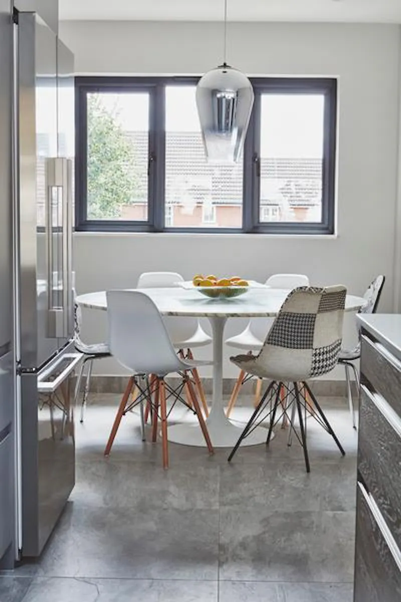 Dining room at Contemporary Mill Hill house, D2357 (photo 14)