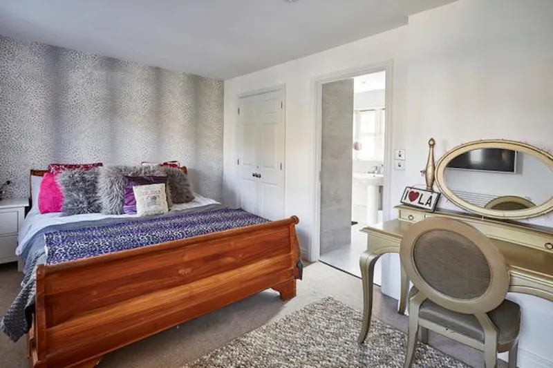 Bedroom at Contemporary Mill Hill house, D2357 (photo 23)