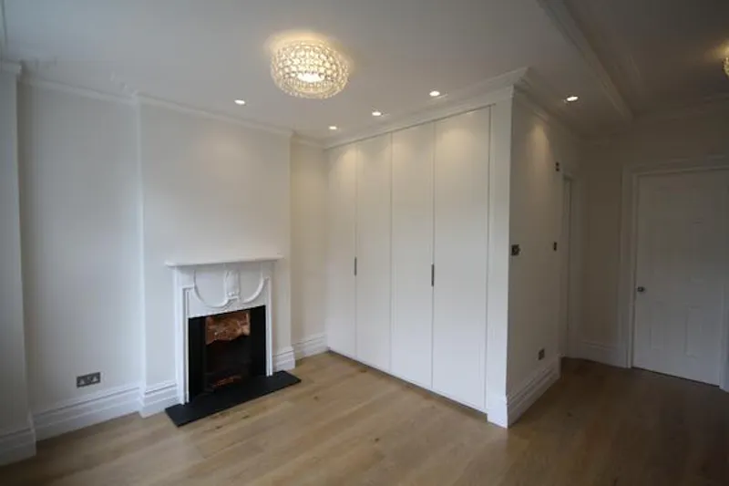 Fireplace at Film location E461 in London (photo 14)