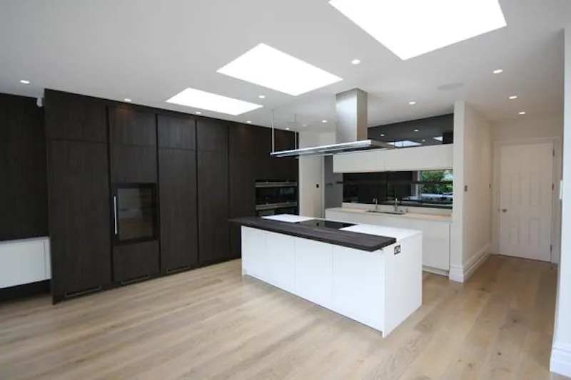 Kitchen at Film location E461 in London (photo 4)