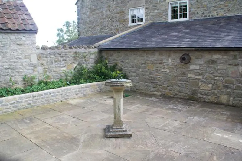 Courtyard at Film location L680 in Somerset (photo 49)