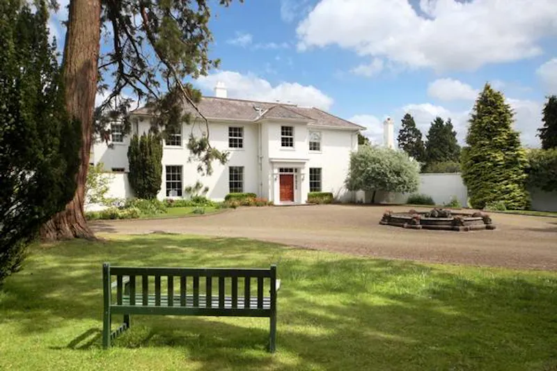 Driveway at Interesting lodge house in Iver, B1813 (photo 1)