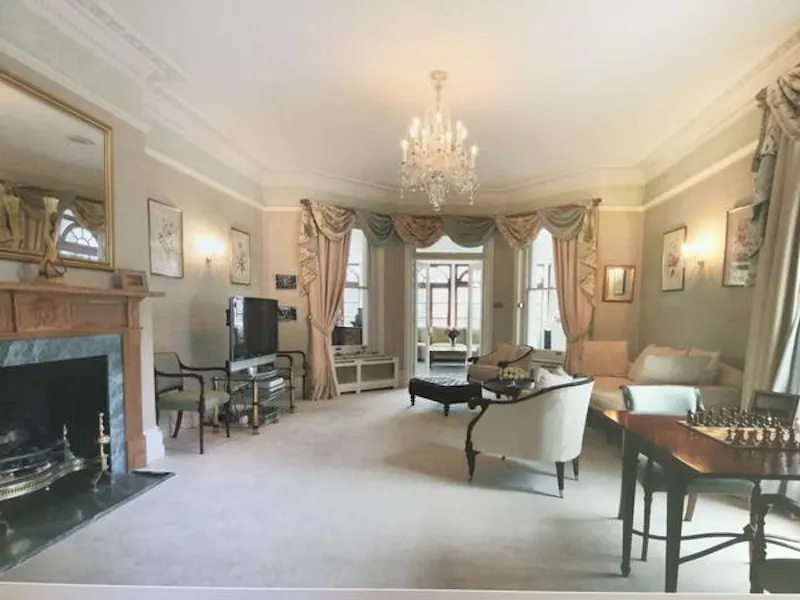 Living Room at Interesting lodge house in Iver, B1813 (photo 2)