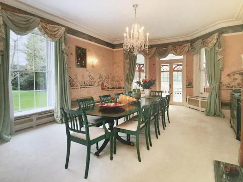 Dining room at Interesting lodge house in Iver, B1813 (photo 3)