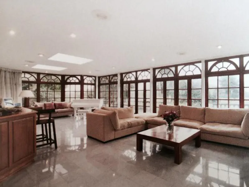 Conservatory at Interesting lodge house in Iver, B1813 (photo 4)