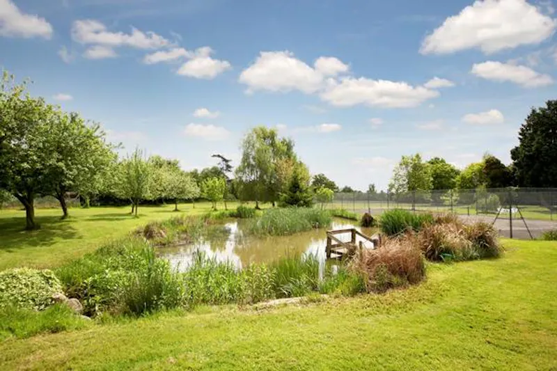 Pond at Interesting lodge house in Iver, B1813 (photo 15)