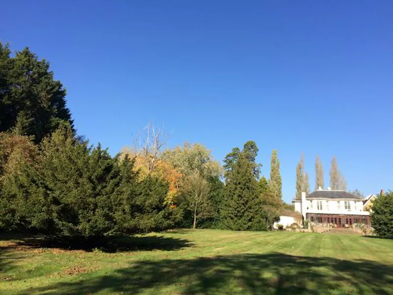 Garden at Interesting lodge house in Iver, B1813 (photo 19)