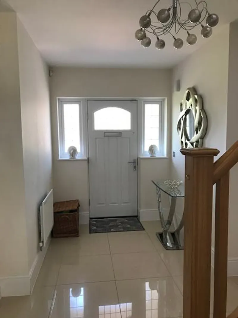 Entrance hall at Film location D2358 in Cheshire (photo 8)