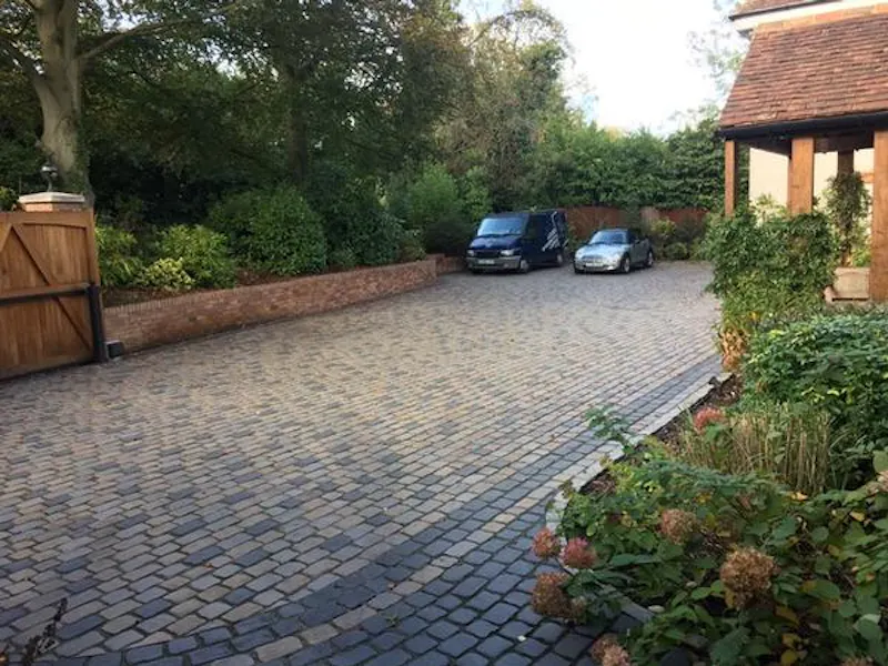 Driveway at Colourful Wokingham house, D2359 (photo 36)