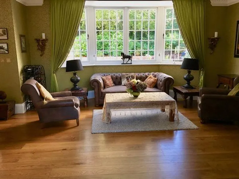 Drawing room at Colourful Wokingham house, D2359 (photo 4)