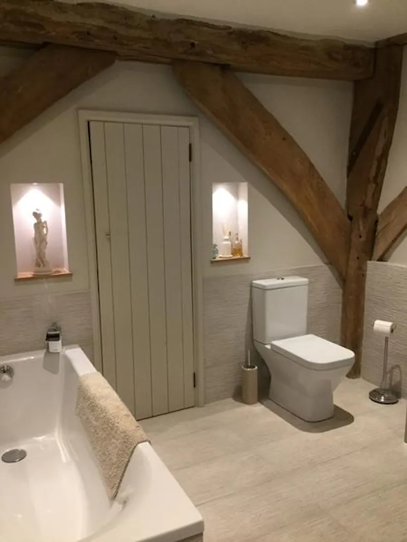 Bathroom at Film location L682 in Kent (photo 13)