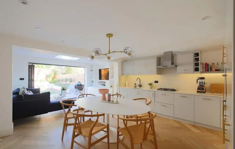 Kitchen at Lovely East Dulwich flat, B1821 (photo 2)