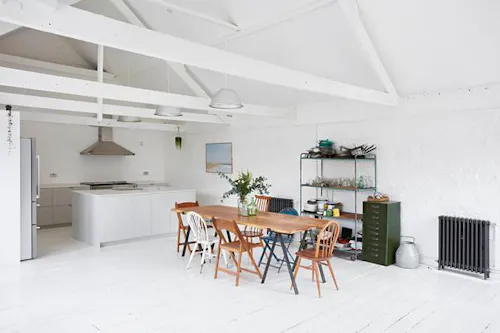 White loft studio in Forest Hill, N447