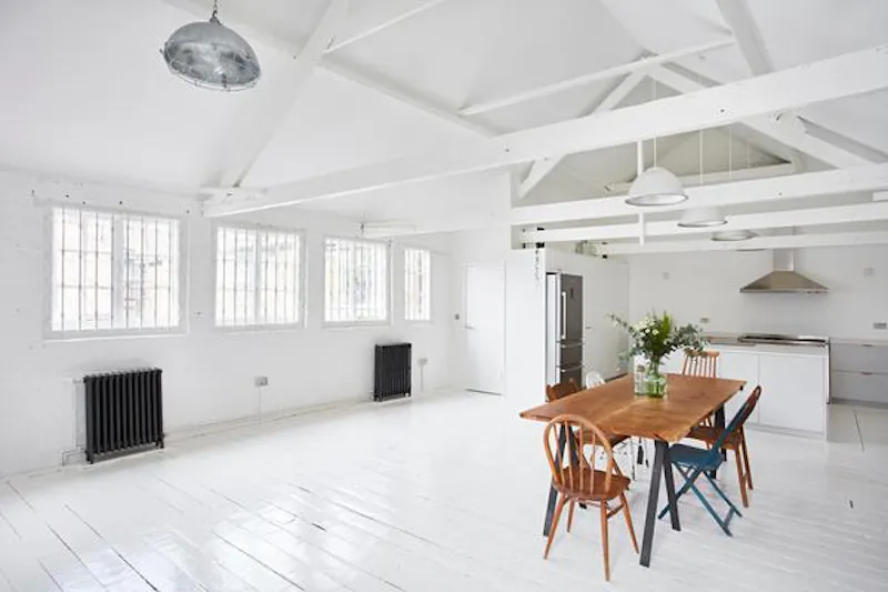 White loft studio in Forest Hill, N447 (photo 2)