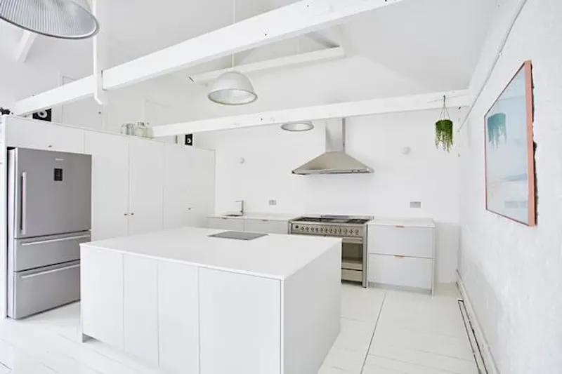 White loft studio in Forest Hill, N447 (photo 3)