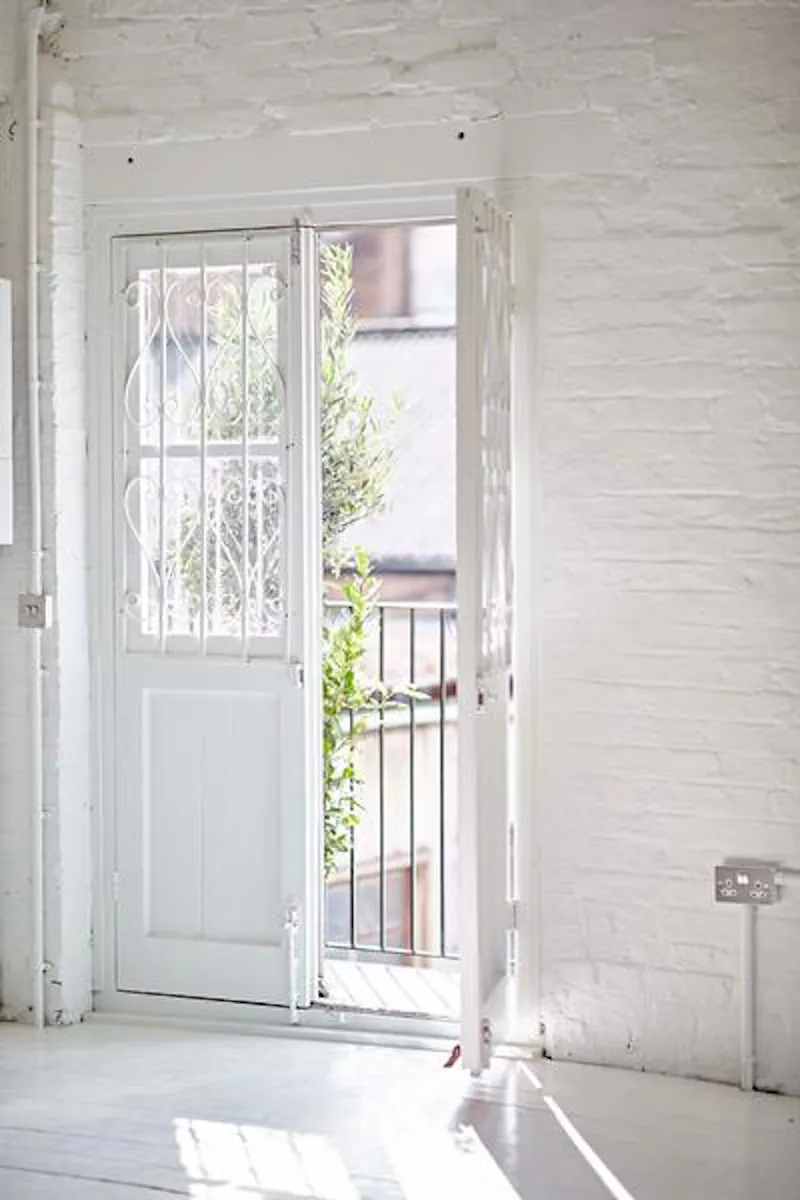 White loft studio in Forest Hill, N447 (photo 12)