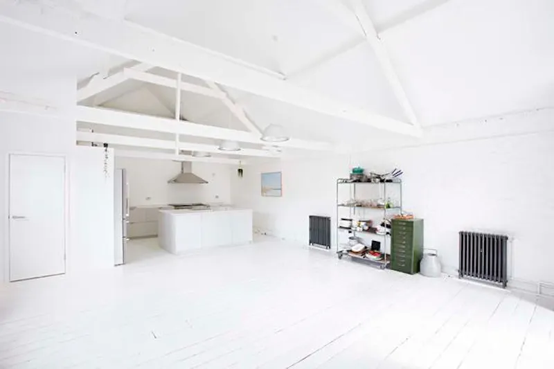 White loft studio in Forest Hill, N447 (photo 14)