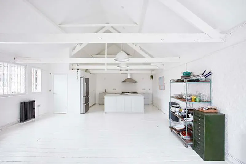 White loft studio in Forest Hill, N447 (photo 15)