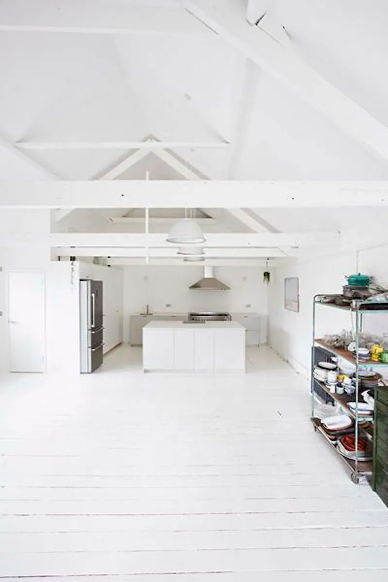White loft studio in Forest Hill, N447 (photo 16)