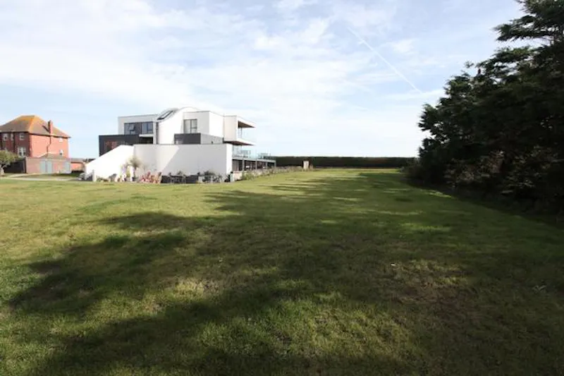 Ultra modern Kent beach house, K439 (photo 26)
