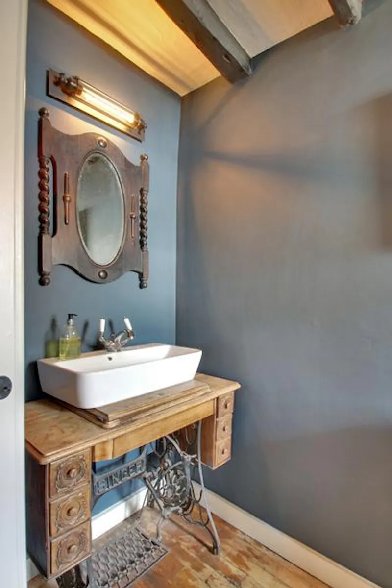 Bathroom at Film location L683 in Kent (photo 9)