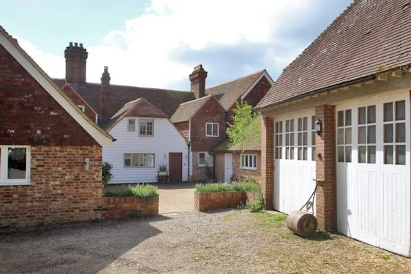 Courtyard at Film location L683 in Kent (photo 21)
