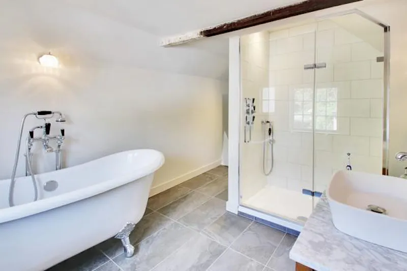 Bathroom at Film location L683 in Kent (photo 23)