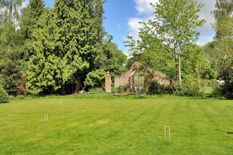 Garden at Film location L683 in Kent (photo 32)