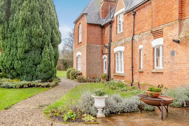 Contemporary Wantage Vicarage, B1824 (photo 1)