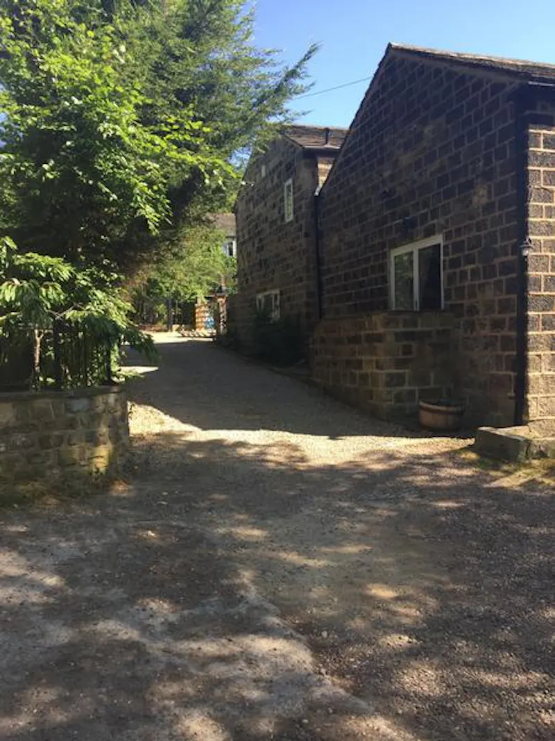 Driveway at Quirky Leeds barn conversion, L684 (photo 1)