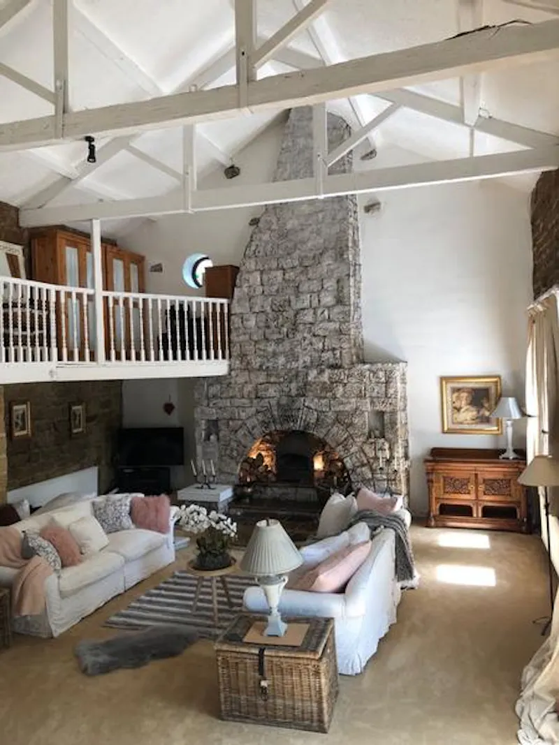 Beams at Quirky Leeds barn conversion, L684 (photo 5)
