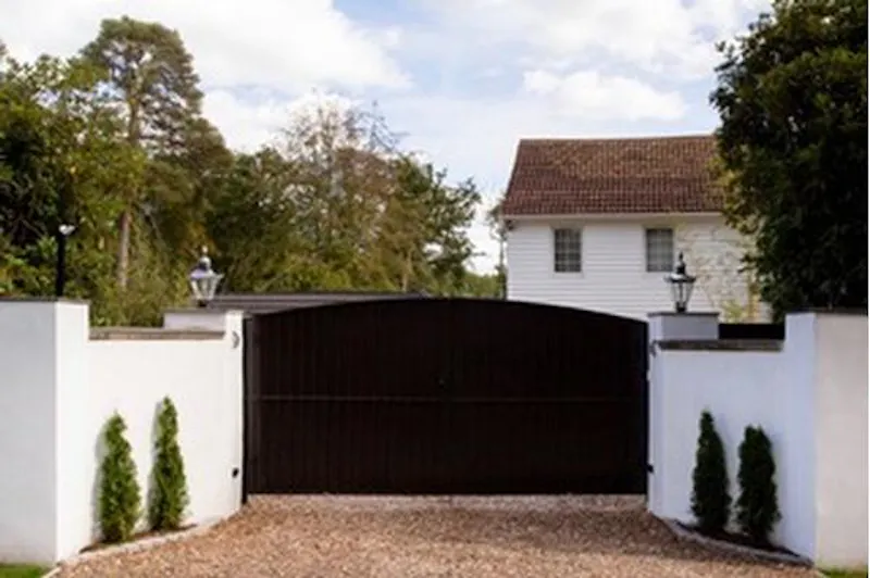 Driveway at Film location D2369 in Surrey (photo 1)
