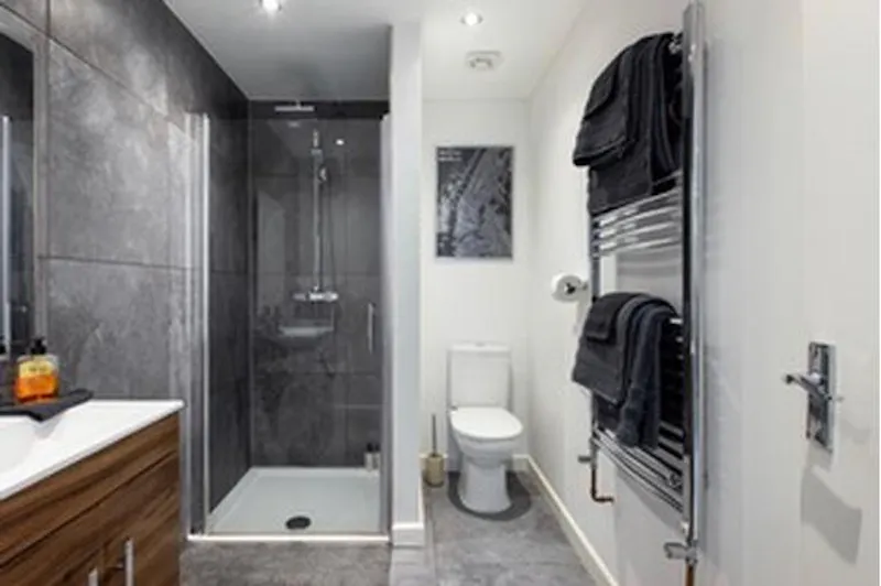 Shower at Film location D2369 in Surrey (photo 13)