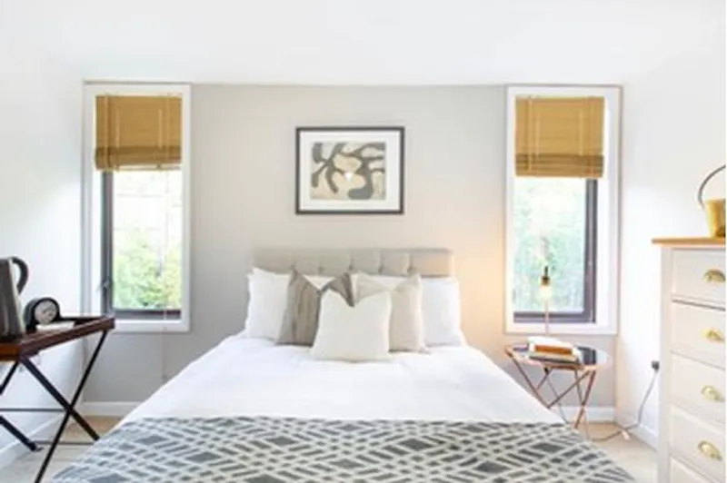 Bedroom at Film location D2369 in Surrey (photo 22)
