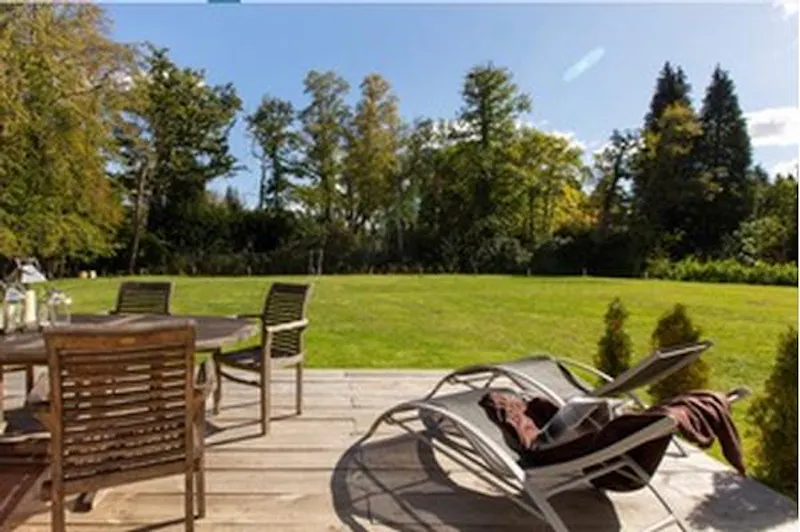 Garden at Film location D2369 in Surrey (photo 27)