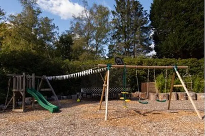 Film location D2369 in Surrey (photo 28)