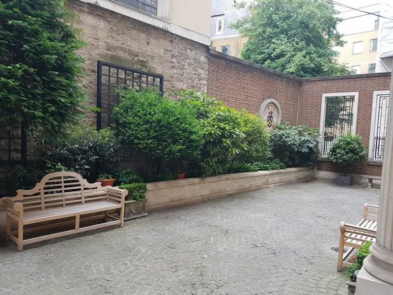 Courtyard at City of London livery hall , A1461 (photo 19)