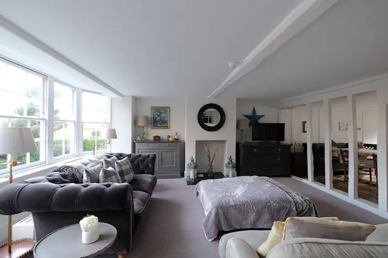 Living Room at Film location C903 in Kent (photo 2)