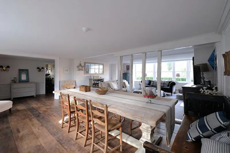 Dining room at Film location C903 in Kent (photo 12)