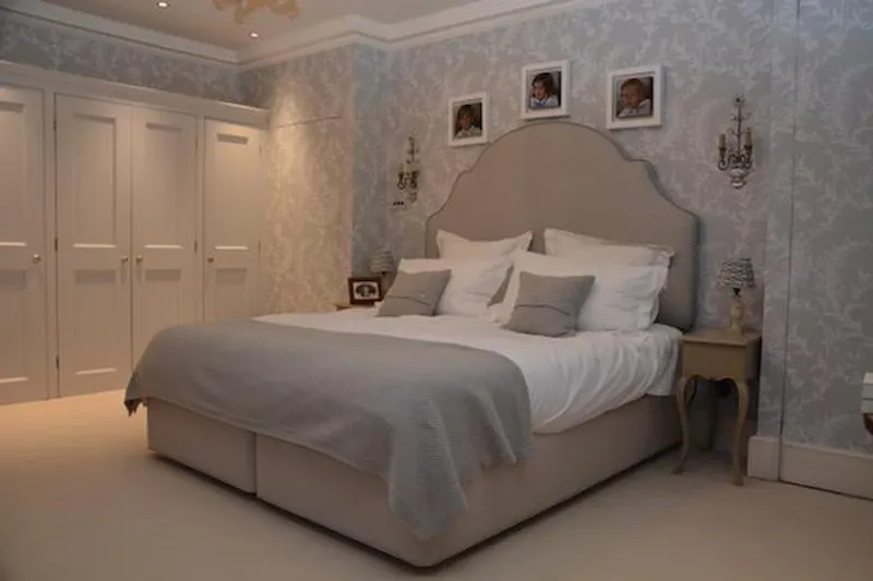 Bedroom at Micheldever manor farm house, A1465 (photo 15)