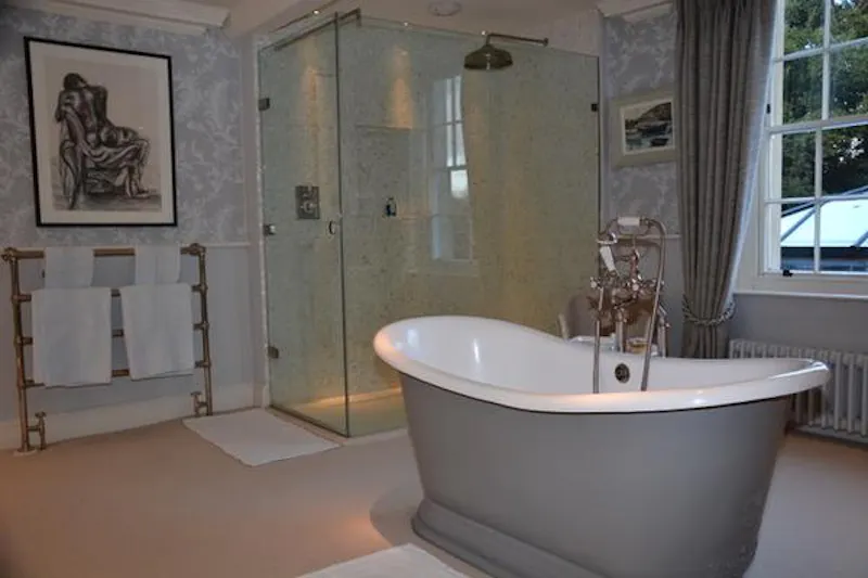 Bathroom at Micheldever manor farm house, A1465 (photo 17)