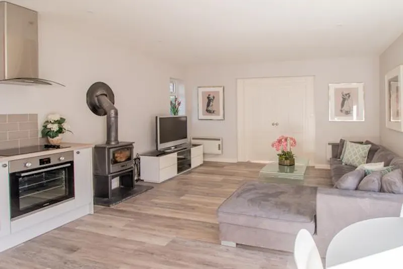 Living Room at Film location B1829 in Surrey (photo 5)
