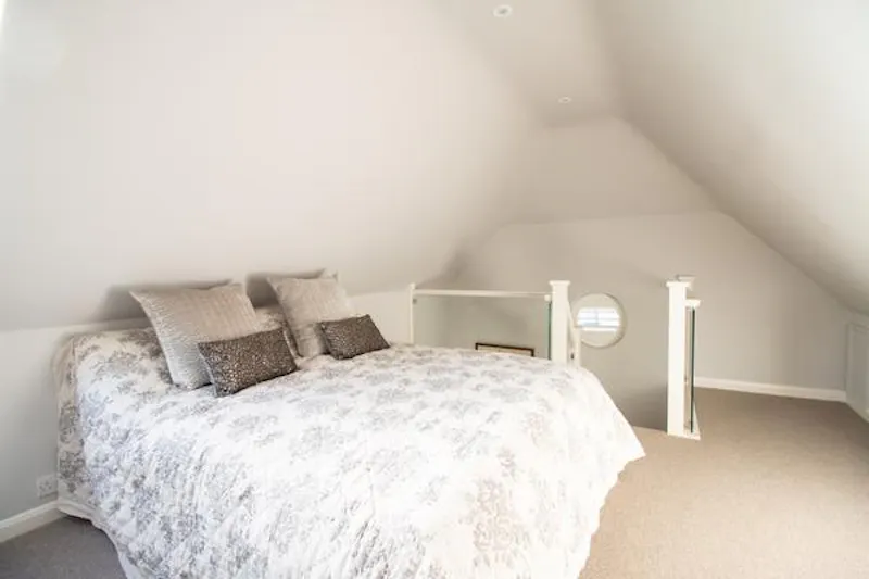 Bedroom at Film location B1829 in Surrey (photo 9)
